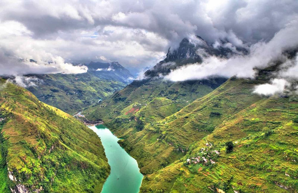 Ma Pi Leng Pass offers panoramic views over the Nho Que River, making it one of the most visually striking mountain passes in Vietnam
